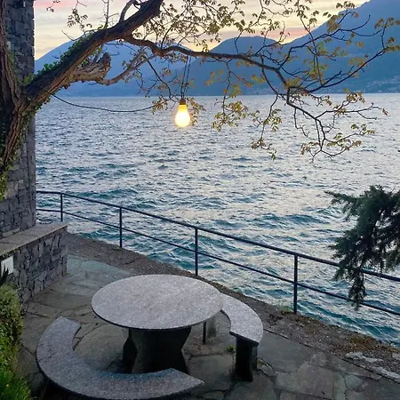 Dom wakacyjny Unique Waterfront Private House At Dervio